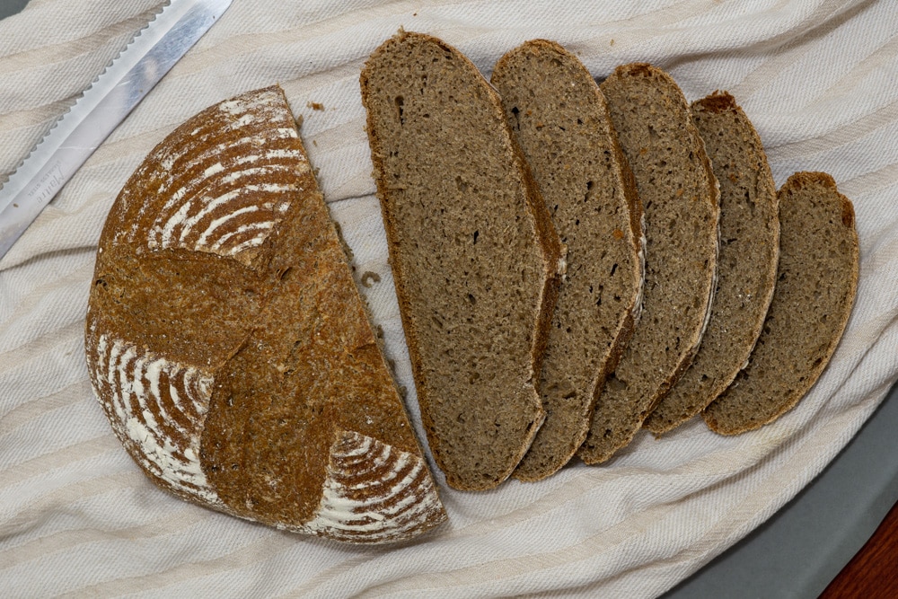 barra de pan con rebanadas