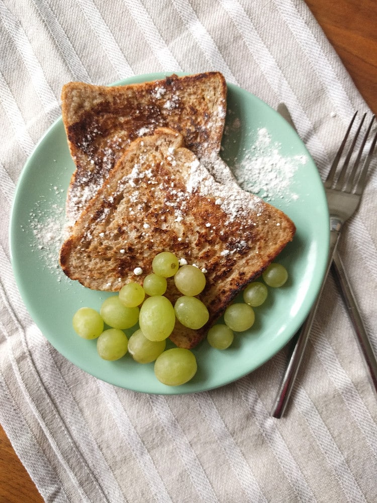 Tostadas francesas de canela con azúcar glas y uvas