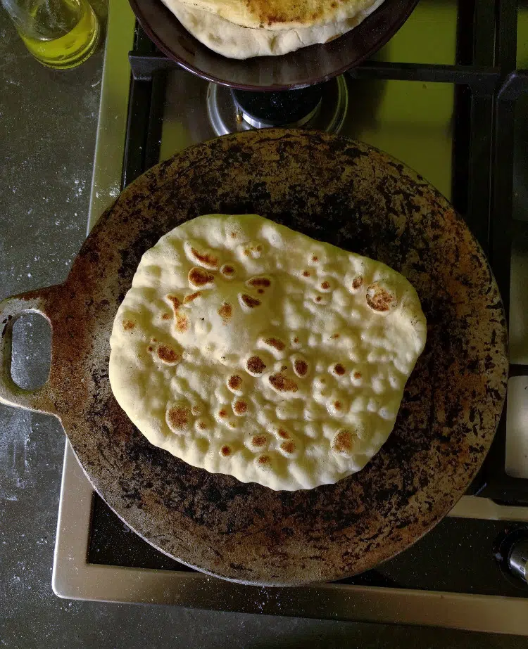 pan de pita ligeramente hinchado