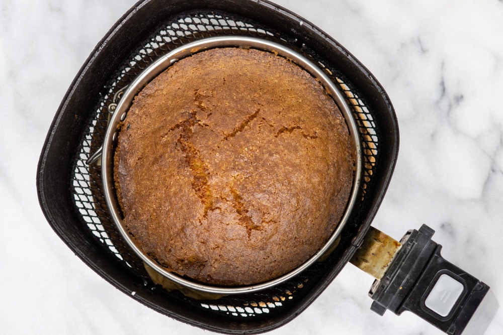 pastel de naranja horneado en la cesta de la freidora